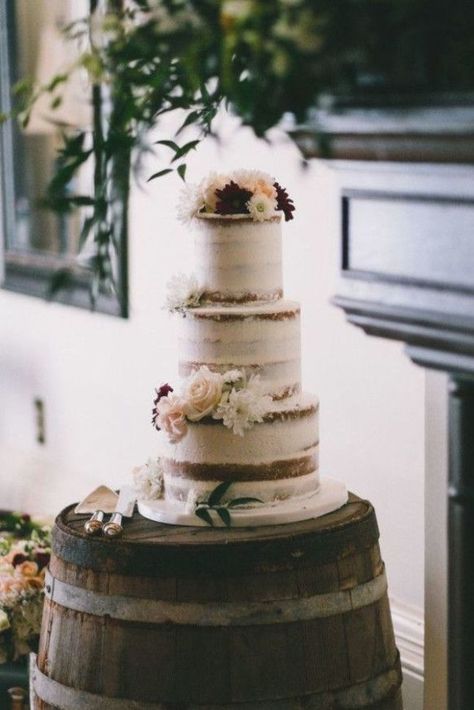 Barrel Wedding Cake, Wedding Barrel, Wedding Cakes Rustic Vintage, Wedding Cakes Rustic, Vintage Wedding Cake Table, Wine Barrel Wedding, Wedding Cake Table Decorations, Whiskey Wedding, Barrel Cake