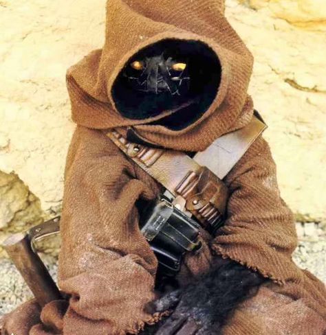 Jawa costume, how do you do the eyes? Jawa Cosplay, Jawa Costume, Star Wars Species, Mos Eisley, Ralph Mcquarrie, Star Wars Diy, Star Wars 1977, Star Wars Trilogy, Star Wars Outfits