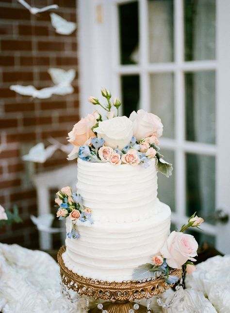 Vintage Pasta, Blue And Blush Wedding, Buttercream Wedding Cake, Wedding Cakes Blue, Memories Photography, Blue Wedding Flowers, Simple Wedding Cake, Cake Trends, Wedding Cakes Vintage