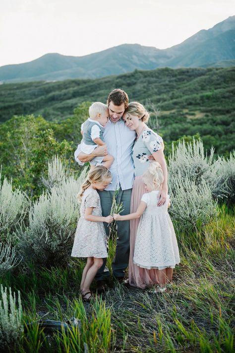 Family Portrait Outfits, Fall Family Photo Outfits, Family Photoshoot Outfits, Outdoor Family Photos, Family Photo Pose, Family Of 5, Spring Family, Family Picture Outfits, Fall Family Photos