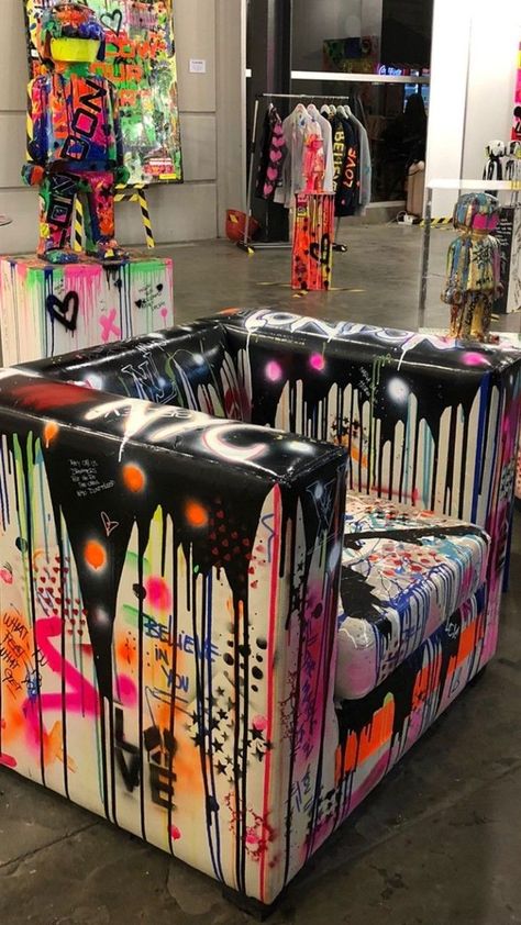 Graffiti Wall Decor, Graffiti Locker, Graffiti Room Decor, Punk Interior Design, Retro Apartment Decor, Graffiti Bedroom, Graffiti Furniture, Graffiti Room, Retro Apartment