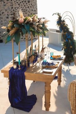 Peacock Party Theme, Peacock Wedding Centerpieces, Peacock Wedding Inspiration, Peacock Centerpieces, Blue Green Wedding, Jasmine Wedding, Peacock Party, Peacock Wedding Theme, Santorini Sunset