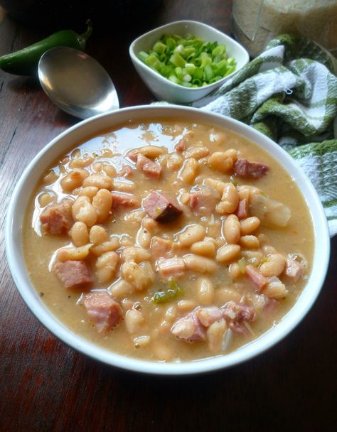 Southern-Style White Beans and Ham Pressure Cooker Ham, Crockpot Ham And Beans, White Beans And Ham, Beans And Ham, Ham And Bean, Jalapeño Peppers, Crockpot Ham, Slow Cooker Ham, Soup Beans