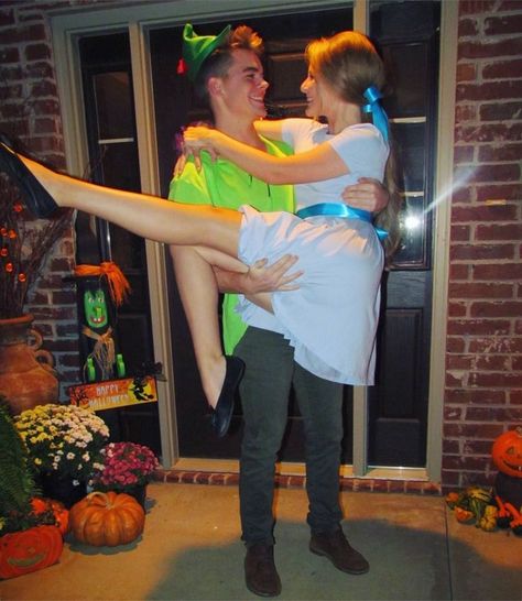 Peter Pan & Wendy Darling halloween couple costume Ig: @leahharrison His And Hers Costumes, Mary Poppins Kostüm, Wendy Costume, Diy Fantasia, Easy Couple Halloween Costumes, Easy Couples Costumes, Film Frozen, Meme Costume, Halloween Costumes Diy Couples