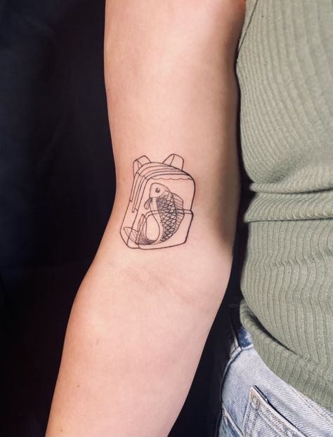 fish in backpack, harry styles tattoo Harry Styles Tattoos Inspiration, One Direction Tattoos, Tattoos 2023, Harry Tattoos, Inspo Tattoo, Tattoo Cute, Cute Simple Tattoos, Simple Tattoos For Women, Tattoos Simple