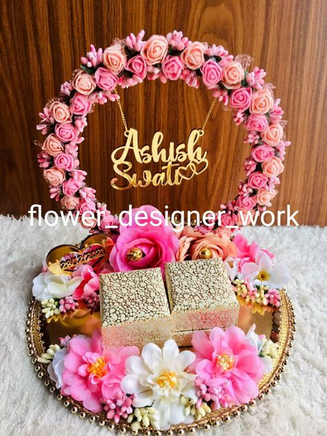 Ring Ceremony Dish Decoration, Engagement Ring Dish Decoration, Engagement Dish Decoration, Engagement Ring Platter Diy Easy, Engagement Thali Decoration Ideas, Seema Anand, Hamper Bouquet, Diy Engagement Decorations, Dish Decoration