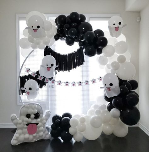 Ghost Balloon Columns, Ghost Theme Birthday Party, Ghost Balloon Garland, Halloween Birthday Balloons, Ghost Backdrop, Halloween Balloon Backdrop, Ideas Halloween Decoration, Balloon Ghost, Globos Halloween