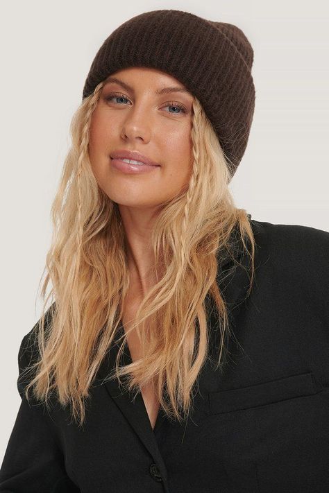 Hairstyles With Bennie, Winter Cap Hairstyles, Hairstyles For Beanies Winter, Hair Styles Beanie, Hairstyles With A Hat Winter, Hat Hairstyles Winter, How To Style Hair With A Beanie, Hair Styles To Wear With A Beanie, Hair Styles With Beanies Winter