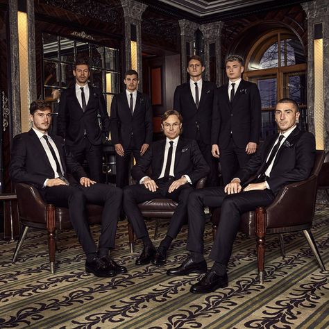 Old Money Groomsmen, Mafia Group Photo, Mafia Families Aesthetic, Men Group Photoshoot, Mafia Leader Aesthetic, Group Of Men In Suits, Mafia Photoshoot Ideas, Mafia Poses, Mafia Photoshoot