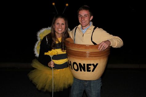 couple costume idea Honey Pot Costume Diy, Honey Pot Costume, Diy Honey Pot, Diy Winnie The Pooh, Honey Costume, Winnie The Pooh Honey Pot, Pooh Honey Pot, Diy Honey, Bee Family