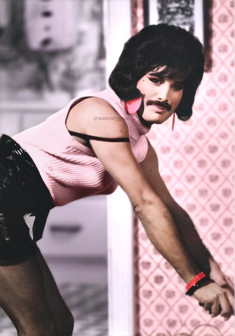 Freddie on the set of the video for "I Want To Break Free" at Limehouse Studios in London, 1984 I Want To Break Free, Princes Of The Universe, London Docklands, Kelly Osbourne, Queen Costume, Queen Band, Music Tees, Rock Tees, Fantasias Halloween