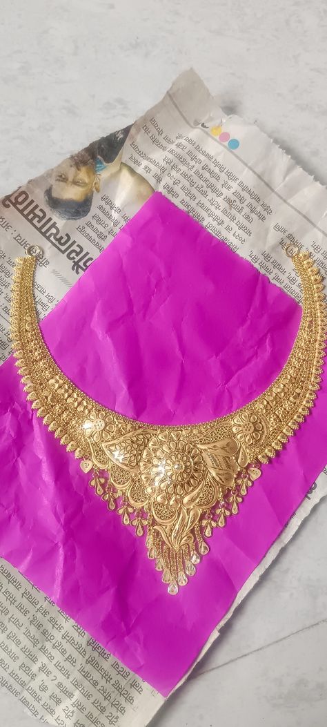 Bridal Gold Jewellery Set, Muslim Jewellery, Gold Jewellery Set, Ram Temple, Pretty Gold Necklaces, Suit Neck Designs, Suit Neck, Silver Bracelet Designs, Gold Bracelet Simple