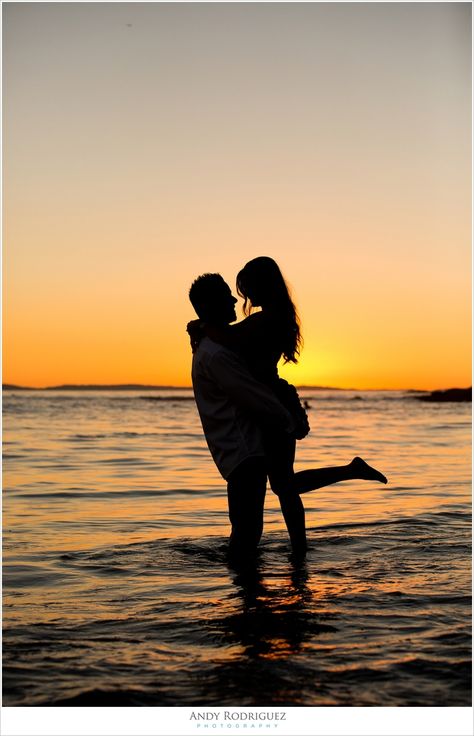 Water Engagement Photos, Sunset Photoshoot Ideas, Engagement Pictures Beach, Laguna Beach Engagement, Couples Beach Photography, Sunset Beach Pictures, Lake Engagement Photos, Couple Beach Pictures, Couple Beach Photos