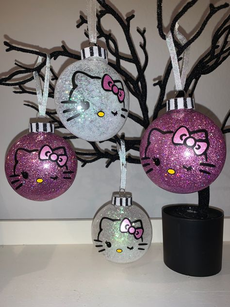 Cute Cat glitter handmade ornament!-  Listing is for ONE ornament but you can purchase multiples if needed.  Choose from pink glitter or white glitter! Ornaments take 1-3 days to make to allow glitter to fully dry. shatterproof ornament is about 3" in height x 1" thick. Done with vinyl decals. Decals are done in black, yellow  pink shimmer!   these can be customized by adding a single name to the back at no additional charge! Due to it being close to the holiday times Shipping will take an estim Handmade Glitter Ornaments, Glitter Vinyl Ornaments, Diy Cute Christmas Ornaments, Care Bear Ornaments, Ordiment Decorating Ideas, Quick Crafts For Adults Diy, Hello Kitty Christmas Ornaments Diy, Diy Glitter Christmas Ornaments, Christmas Ornimates Diy Kids