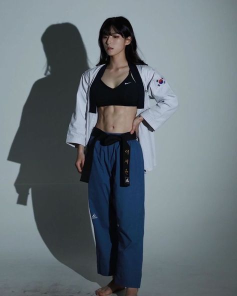 Brand Deals, Martial Arts Women, Female Pose Reference, Fitness Inspiration Body, Figure Poses, Muscle Girls, Pose Reference Photo, Female Poses, Taekwondo