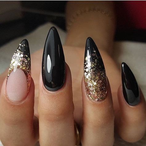 Gold Stiletto Nails, Prom Nails French, Black Gold Nails, Black Stiletto Nails, Gold Nail Designs, Stiletto Nail Art, Gold Glitter Nails, Smink Inspiration, Stiletto Nails Designs