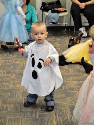 Quick and easy last minute halloween costumes Kids Ghost Costume Boy, Toddler Ghost Costume Boy, Ghost Costume Pattern, Diy Ghost Costume, Halloween Costumes Ghost, Easy Ghost Costume, Toddler Ghost Costume, Costumes You Can Make At Home, Ghost Costume Kids