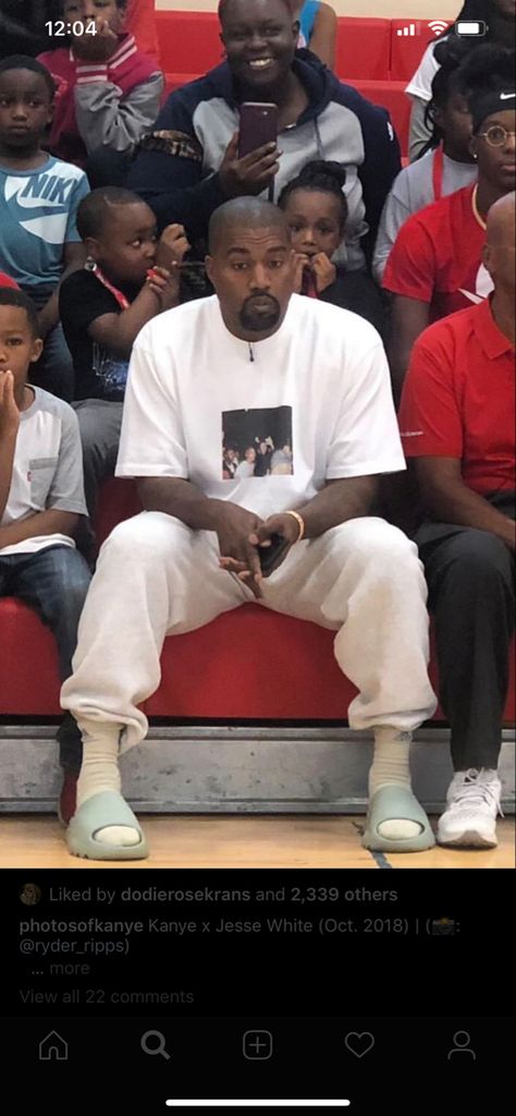 Kanye West Yeezy Slides, Kanye West Sweatpants, Kanye Summer Outfits, Kanye West Yeezy Outfit, Kanye West Summer Outfits, Kanye West Outfits Street Styles, Kanye Fits, Yeezy Slides Outfit For Men, Yeezy Slides Outfit