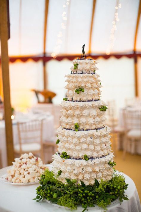 Meringue Wedding, Unconventional Wedding Cake, Doughnut Wedding Cake, Cake Alternatives, Cake Tower, Meringue Kisses, Wedding Cake Alternatives, Traditional Wedding Cakes, Traditional Wedding Cake