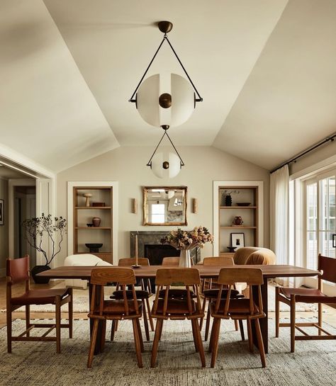 Mid Century Modern Dining Room, Vogue Living, Mid Century Modern Dining, Style Deco, The Dining Room, Dining Room Inspiration, Luminaire Design, California Homes, Dining Room Design