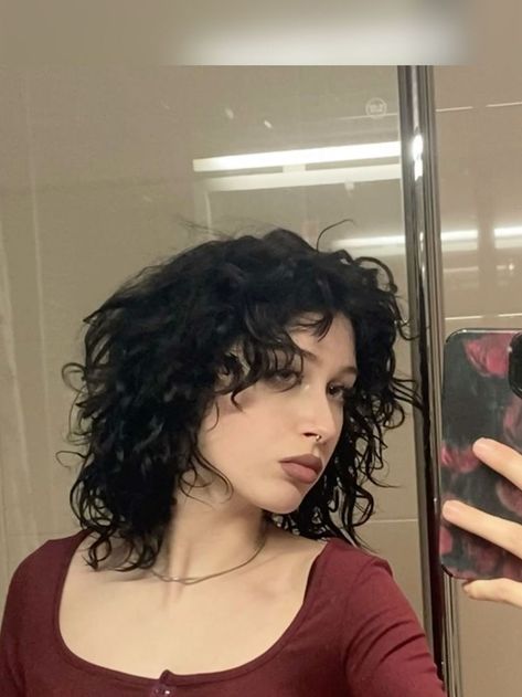 Curly Hair Alternative, Curly Goth Hair, Alternative Curly Hair, Goth Curly Hair, Curly Hair Haircuts, Short Wolf Haircut, 90s Layers, Shaggy Curly Hair, Alternative Hairstyles