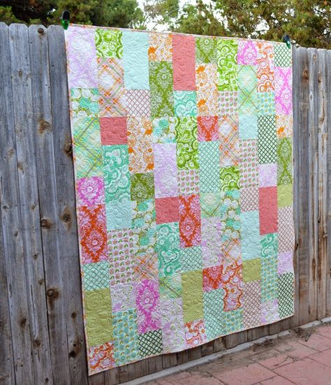 Happy Quilting: Fat Quarter Fizz!!  Free pattern at the http://www.fatquartershop.blogspot.com/ Target Checkout, Chemo Quilt, Shabby Bedding, Sewing Blanket, Fat Quarter Sewing Projects, Fat Quarter Quilt Pattern, Strip Quilt, Fat Quarter Projects, Heather Bailey