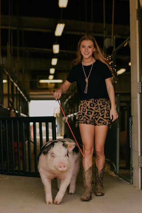 Ffa Pig Pictures, Show Pig Aesthetic, Livestock Senior Pictures Pigs, Senior Pictures With Pigs, Show Pig Senior Pictures, Senior Ffa Pictures, Ffa Senior Pictures Livestock, Stock Show Senior Pictures, 4h Senior Pictures