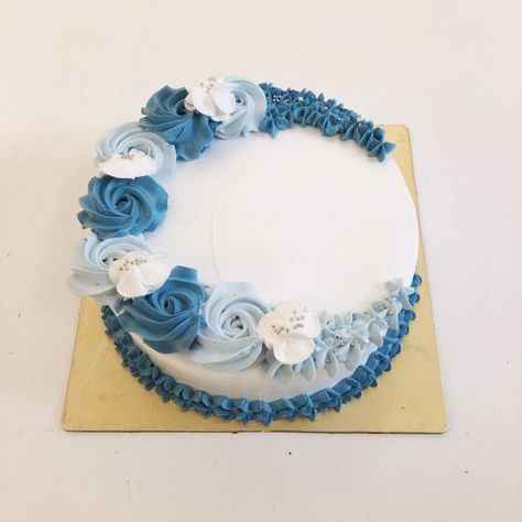 White And Blue Cake Design Birthday, Royal Blue Cake Design, Blue Cake Decoration, Blue Birthday Cakes, Grad Cake, Candy Birthday Cakes, Decorating Frosting, Cake With Flowers, Cake Decorating Icing