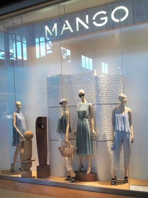 Boutique Clothing Store Design, Clothing Boutique Decor, Macaroon Wallpaper, Visual Merchandising Fashion, Fashion Window Display, Shoe Store Design, Window Display Retail, Retail Store Interior Design, Clothing Store Interior