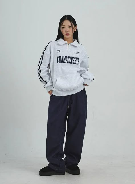 Outfit With Sweatshirt, Sporty Pants Outfit, Streetwear Fashion Aesthetic, Outfit Ideas Streetwear, T-shirt Photography, Print Lettering, Sporty Pants, Aesthetic Streetwear, Streetwear Jeans