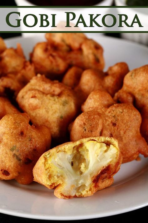 A plate of gobi Pakora- Indian cauliflower fritters. Cauliflower Pakora Recipe, Gobi Pakora, Veg Pakora Recipe, Cauliflower Pakoda, Deep Fried Cauliflower, Indian Cauliflower, Recipe Cauliflower, Pakora Recipe, Cauliflower Fritters