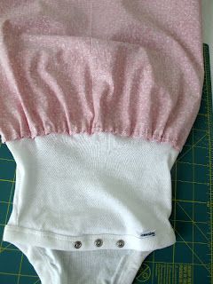 Onesie Diy, Perlengkapan Bayi Diy, Baby Gifts To Make, Onesie Dress, Sewing Baby Clothes, Dress Tutorial, Diy Bebe, Kids Sewing, Costura Diy