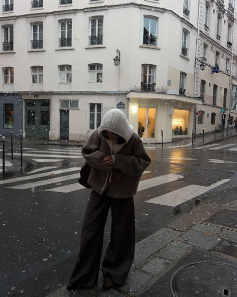 Snowy Paris, girl’s sink and balaclava for winter 🤍 Snowy day, Parisian girl, French girl style, Parisian outfit, balaclava outfit, cph fashion, Scandinavian style, French girl, balaclava, girl’s mess Snowy Paris, Balaclava Outfit, Fashion Scandinavian, How To Stay Warm, Comfy Accessories, Parisian Outfit, Paris Girl, City Fashion, French Girl Style