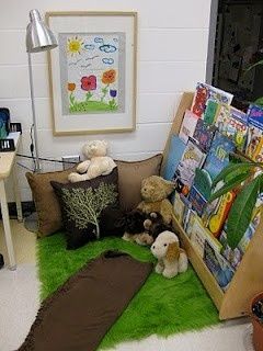 Reggio Emilia- simple library idea Reggio Emilia Classroom, Reggio Emilia Inspired, Reggio Inspired Classrooms, Reggio Classroom, Toddler Classroom, Classroom Layout, Classroom Transformation, Classroom Organisation, Reggio Inspired