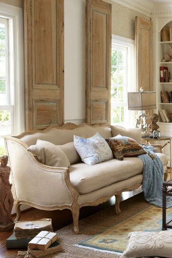 Eye For Design: Decorating With The French Cabriole/Cabriolet Sofa French Style Sofa, Sofas Vintage, Interior Unique, French Country Living, Rustic Furniture Diy, French Sofa, French Country Living Room, Beige Living Rooms, French Home Decor