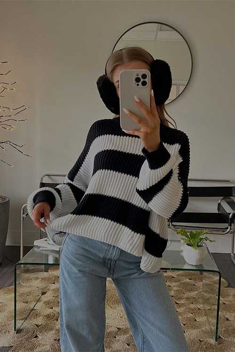 A woman in a stylish striped sweater poses for a selfie, showcasing her fashionable sense of style and confidence. Sweater Outfits Spring, Sweater Poses, Oversized Sweater Outfits, Fashion Forward Outfits, Front Tuck, Oversized Sweaters, Colorful Accessories, Sweater Fits, Outfits Spring