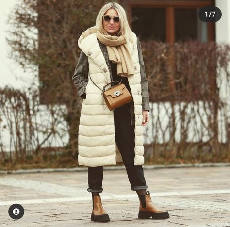 Beige Long Vest Outfit, Everyday Beige Winter Vest, Beige Winter Vest Outerwear, Long Puffer Vest Beige, Puffer Vest Outfit Winter, Long Puffer Vest Outfit, Beige Puffer Gilet, Puffer Vest Outfit, Look Legging