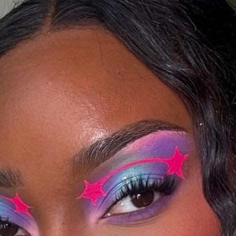 Mykaila Michelle on Instagram: "stargirl 💜🪐✨ day 2 of creative makeup until I reach 100k!  color combo ib @lanayanette   ♡ 𝕡𝕣𝕠𝕕𝕦𝕔𝕥 𝕕𝕖𝕥𝕒𝕚𝕝𝕤 ♡  𝕓𝕣𝕠𝕨𝕤 ♡  @maybelline brow pen  𝕖�𝕪𝕖𝕤 ♡  @blendbunnycosmetics sugar and grunge palette @glisten_cosmetics x @wendysworld_xox graphic liner palette  @velourbeautyofficial individual lashes  @makeupamurder eye primer   #creativemakeup #eyeshadowlook #graphicliner #colorfulmakeup #makeupartist" Makeup Inspiration Colorful, Cool Makeup Designs, Makeup Ideas Graphic Liner, Colorful Creative Makeup, Graphic Eye Looks, Eye Looks Colorful, Graphic Eyeshadow Looks, Colorful Liner Makeup, Cool Graphic Liner