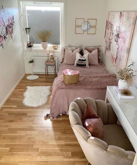 20.4 mil Me gusta, 177 comentarios - Hesho Hama Rashid ✨ (@home_byhesho) en Instagram: "My most liked pictures July 🙈 Chose between 1,2,3,4,5😍" Bedroom Ideas For Women, Small Bedroom Inspiration, Small Room Design Bedroom, Design Your Bedroom, Colorful Kids Room, Classy Bedroom, Woman Bedroom, Small Apartment Decorating, Cozy Room Decor