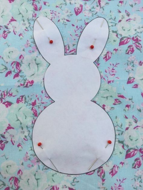 Fabric Easter Bunny Bunting Garland Tutorial – Sew Dainty Easter Bunting Ideas, Fabric Bunny Pattern Free, Sewing Easter Projects, Fabric Easter Bunny, Easter Banners, Easter Quilt, Fabric Bunnies, Easter Fabric Crafts, Bunny Bunting