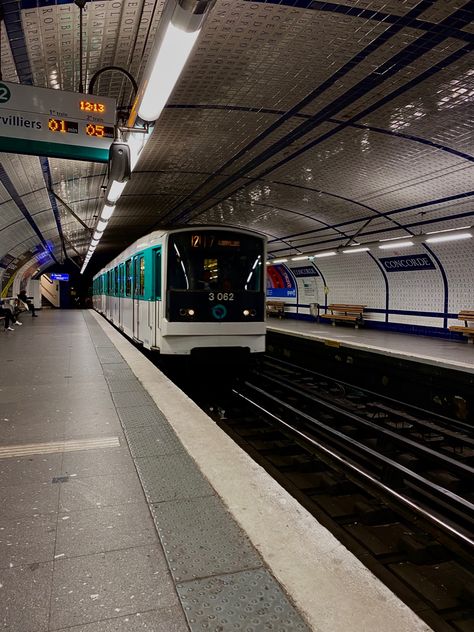 Subway Aesthetic, Paris Subway, Metro Train, Aesthetic Paris, Public Transit, One Point Perspective, Paris Metro, Bullet Train, Point Perspective