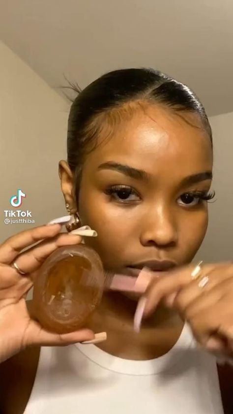 Makeup Routine Natural, Tutorial Natural Makeup, Video Makeup, Makeup Tip, Makeup Video, Makeup For Black Skin, Lip Makeup Tutorial, Brown Skin Makeup, Makeup Help