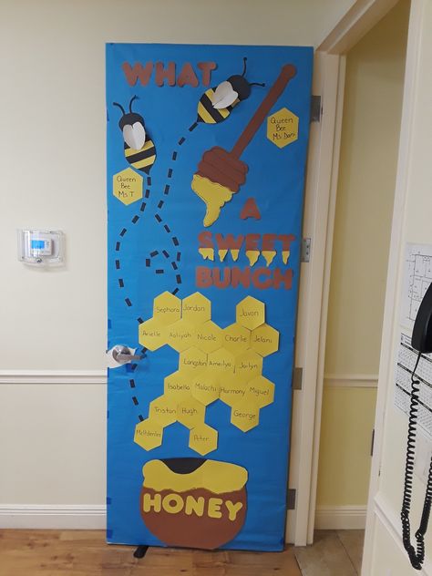 Beehive Classroom Door Decoration, Bee Hive Classroom Door, Diy Bee Decorations Classroom, Bee Theme Door Decorations, Bumble Bee Classroom Door, Cute School Bulletin Boards, Honey Bulletin Board, Bumble Bee Door Decorations Classroom, Bumblebee Classroom Theme