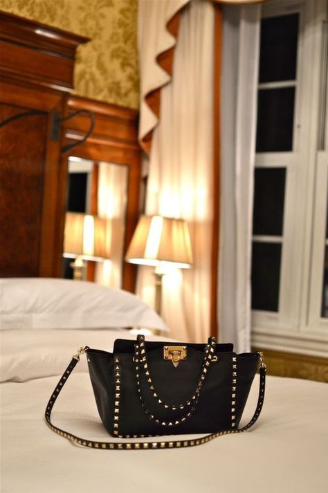 Valentino Stud Bag   bag, сумки модные брендовые, bags lovers, http://bags-lovers.livejournal Valentino Bag, Studded Bag, Lv Handbags, Bags Tutorial, Valentino Bags, Leather Bags Handmade, Celine Bag, Gucci Bags, Valentino Studs