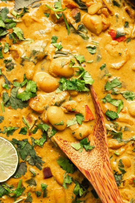 This delicious vegan butter bean curry is the perfect feel-food treat on a busy weeknight. It contains four of your 5-a-day and comes together in just 1 pan in under 30 minutes. This dish stores & freezes exceptionally well! Why not whip up a large batch to meal-prep this curry for a delicious dinner on a busy weeknight? Curry With Spinach, Bean Curry, Veg Curry, Beans Curry, Spinach Curry, Easy Butter, Lima Beans, Daniel Fast, Butter Beans