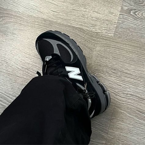 Black Newbalance Outfits, New Balance Shoes All Black, New Balance Shoes Black Women, Christian Zerotreshoes, Fits With New Balance Shoes, New Balance Black Outfit, New Balance Shoes 2002, New Balance 2002r Outfit Black Women, Black Sneakers Aesthetic