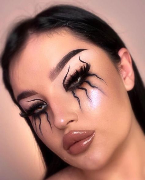 Black Angle Makeup Looks Halloween, Dark Queen Makeup Halloween, Evil Angel Makeup, Red And Black Witch Makeup, Angelo Nero Halloween, Halloween Makeup Dark Angel, Fallen Angel Makeup Look, Fallen Angel Makeup Halloween Easy, Scary Angel Makeup