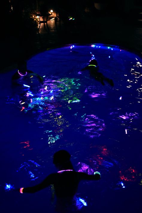 Pool Glow Sticks, Glow Sticks Pool Party, Glowsticks In Pool, Glow In The Dark Pool Party, Glow Sticks In Pool, Night Pool Party, Pool Party Food, Glow Stick Party, 18th Birthday Decorations