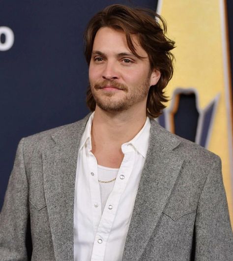 Luke Grimes Hair, Cowboy Haircut Men, Kyle Hair, Kayce Dutton, Lukas Nelson, Western Hairstyles, Cowboy Men, Guy Aesthetic, Flag Ideas