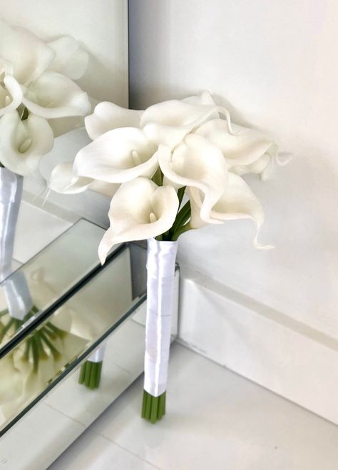 Lilly Bouquet Wedding, Calla Lily Bridesmaid Bouquet, Bouquet Calla Lily, Calla Lillies Bouquet, White Calla Lily Bouquet, Elegant Bridal Bouquets, Lily Bridal Bouquet, Bride 2024, White Calla Lily